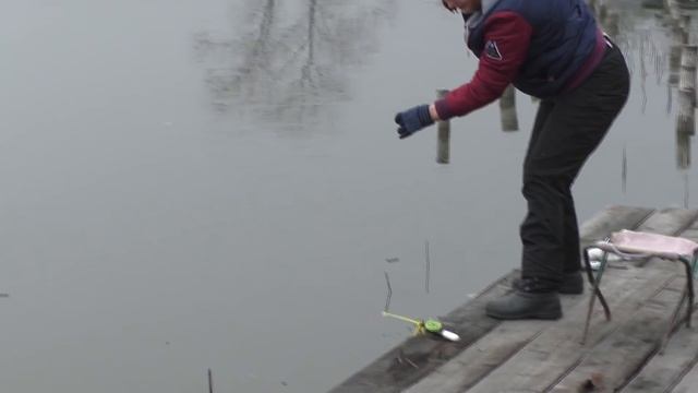 Рыбалка с кладки на зимнюю удочку, ловля карася. My Fishing