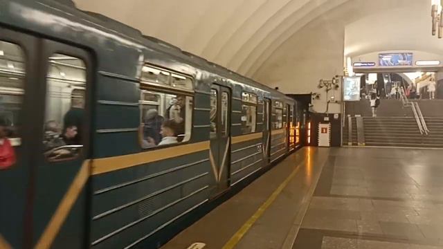 прибытие 81-717.5/714.5 (номерной) на станцию Черная Речка смотреть онлайн