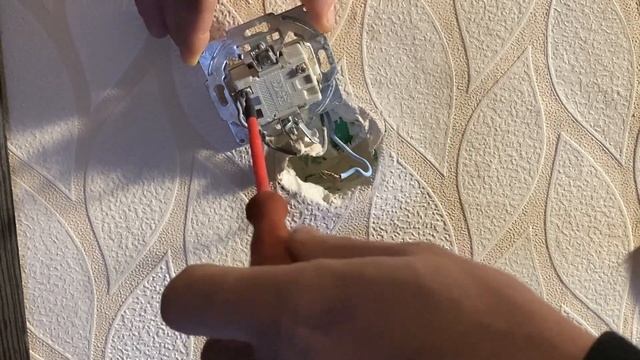 Установка розеток и кабелей своими руками