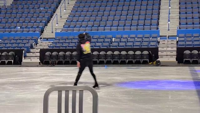 Warm-up session of Nathan Chen and Mariah Bell at Stars On Ice смотреть онлайн