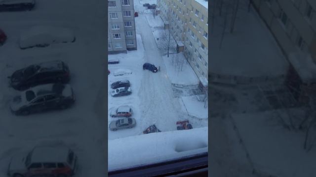 Когалым, Мира 14, Чистка дворов от снега - Разворот смотреть онлайн