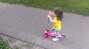 ДЕТСКИЙ САМОКАТ Милашка учится кататься scooter learn to skate Milana
