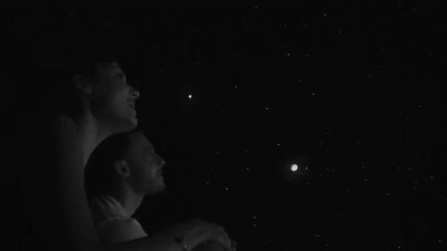 если почувствуешь одиночество, положи руку на сердце. буду там. смотреть онлайн