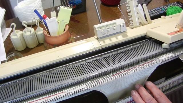 Вязальная машина. Проблема растянутого края. Косичка по краю полотна смотреть онлайн