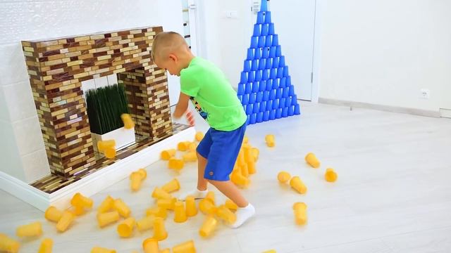 Vlad, Nikita and Mom Play with colored cups смотреть онлайн