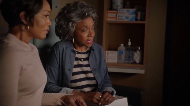 911 6x02 | Athena and her mom bond in the hospital смотреть онлайн