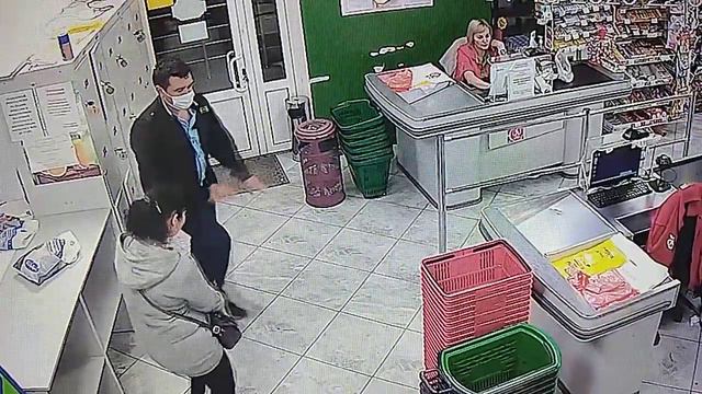 Охранник и продавец зажигают смотреть онлайн