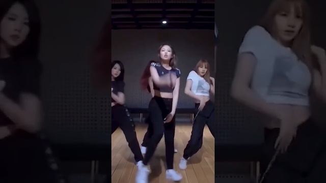 DDU DU DDU DU | Mirrored Jennie focus смотреть онлайн