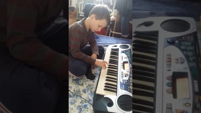 Аккордеонист учится играть произведение на клавиатуре смотреть онлайн