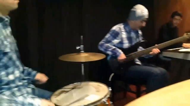 Solo bass on "Zyriab" смотреть онлайн