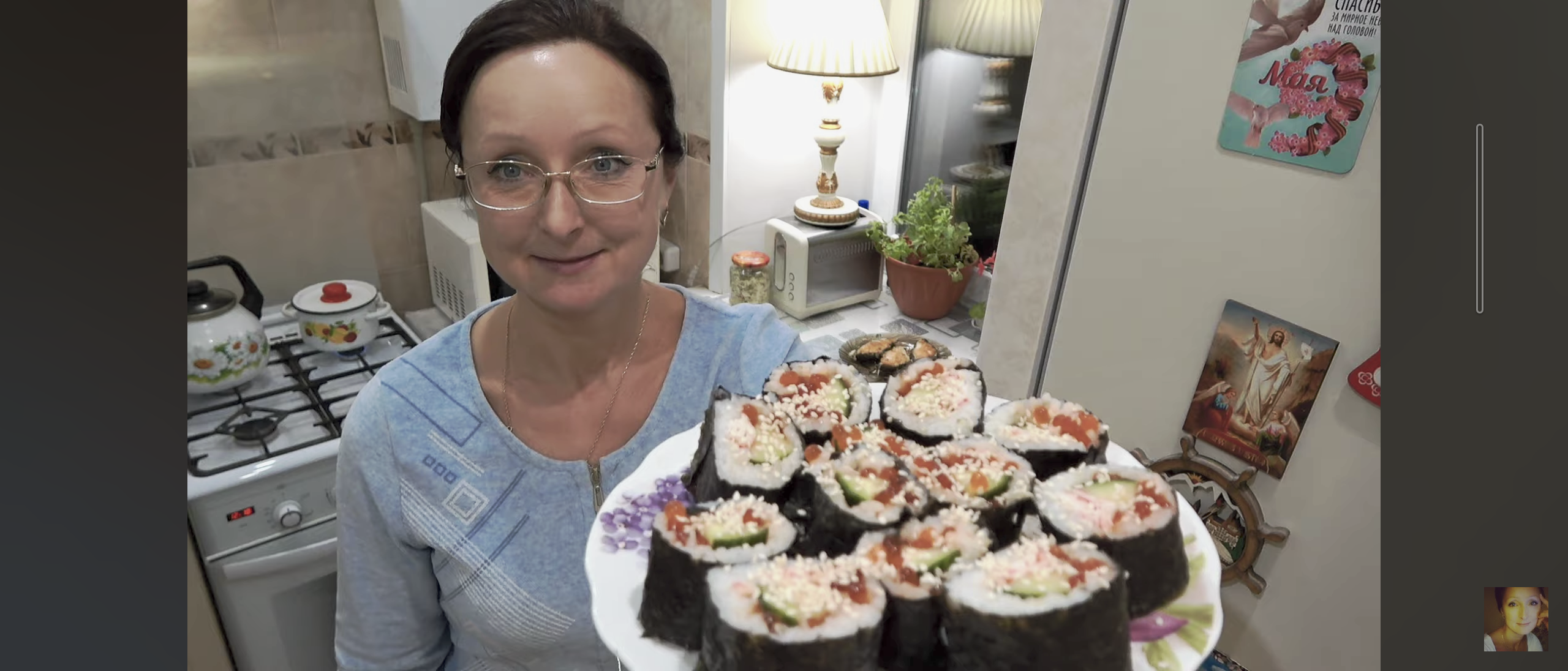 Домашнее видео. Роллы с красной икрой имитированной. Немного риса, огурец и икра. смотреть онлайн