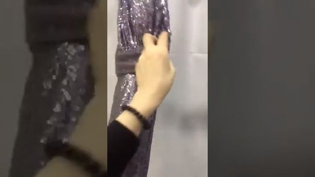 Блестящее вечернее платье с глубоким декольте 100137 смотреть онлайн
