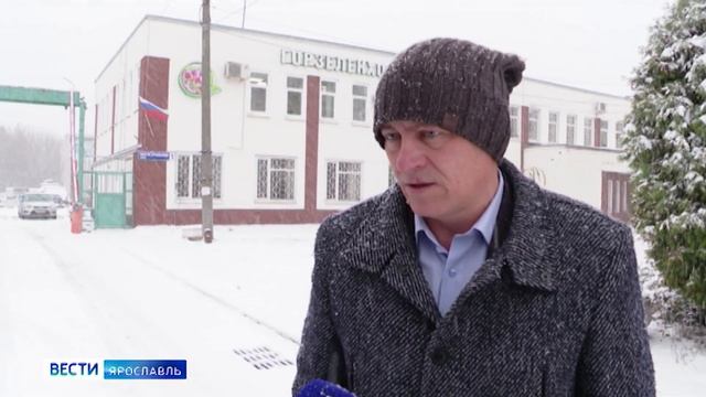 Убирать улицы Ярославля от снега вышли 34 машины КДМ и 12 тракторных щеток смотреть онлайн