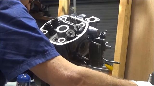 Honda CX500 Cafe Racer - Engine rebuild - Heads and valves 2 - Episode 36 смотреть онлайн
