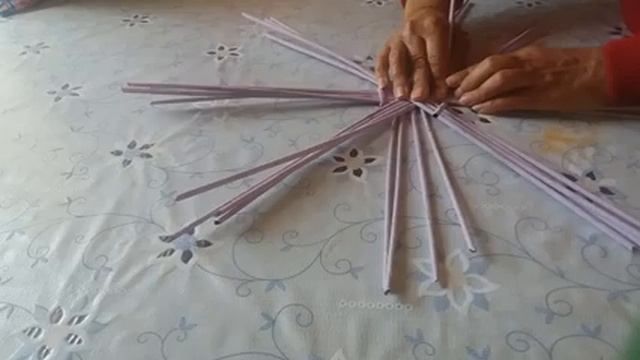 Плетение из газетных трубочек. Как сплести большое круглое дно смотреть онлайн