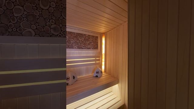 Маленькая красивая сауна из Липы с печью Harvia и солью из Гималаев смотреть онлайн