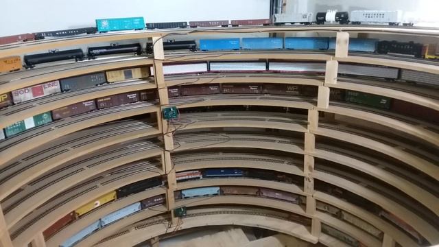 HO Scale 100 Car Train of Mindless Helix Run'n смотреть онлайн