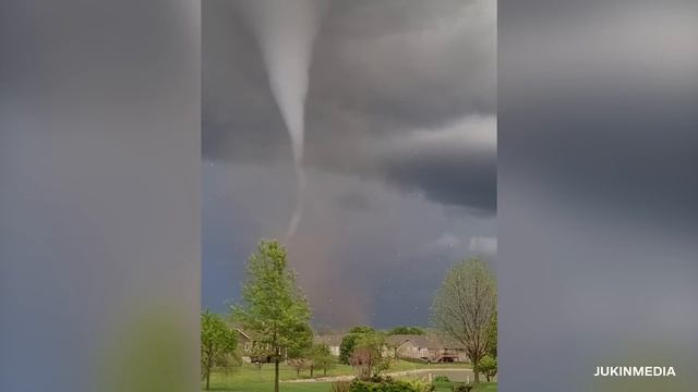 TORNADOES OF 2022 - INCREDIBLE MOMENTS смотреть онлайн