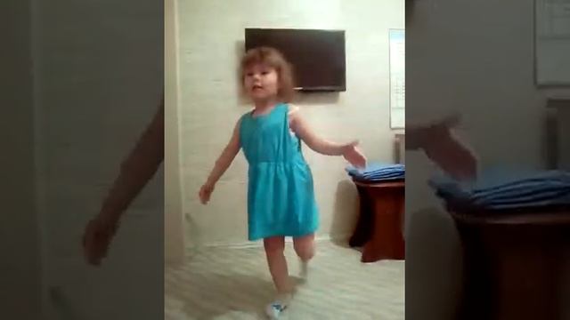 ПОЛИНА ТАНЦУЕТ ОЧЕНЬ ХОРОШО И АНГЛ СКОРОГОВОРКА смотреть онлайн