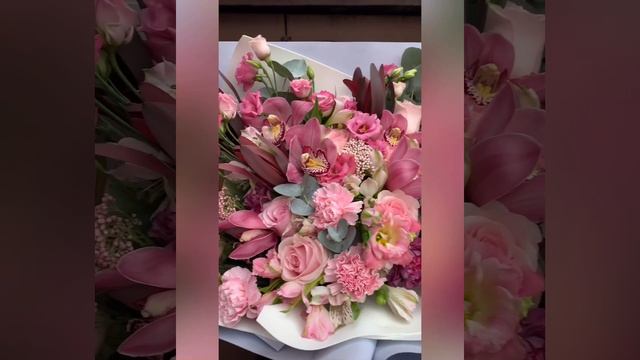 Шикарный букет из роз и экзотических цветов смотреть онлайн