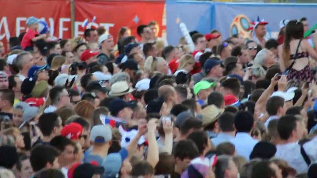 Старая гвардия не сдается. На сцене фан-зоны в Самаре Владимир Шахрин смотреть онлайн