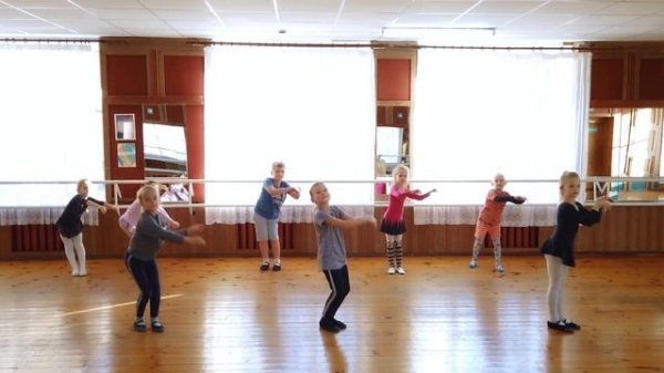 На полянке зайки танцевали