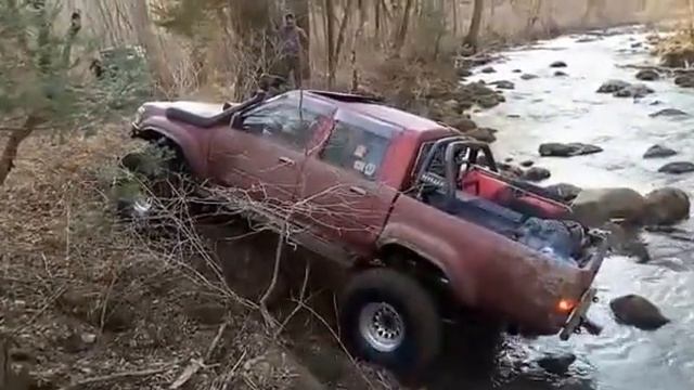 димас на хайлюксе выберается из реки смотреть онлайн