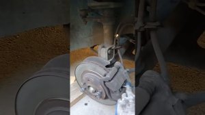 Как выкрутить болт шкива коленвала без помощи напарника на Лада Гранта.