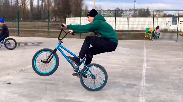 BMX VLOG #3: РАЗКАТУЕМ ПАРК | ЖЕСТКИЕ ТРЮКИ | ПОЗИТИВНЫЙ ВЛОГ смотреть онлайн