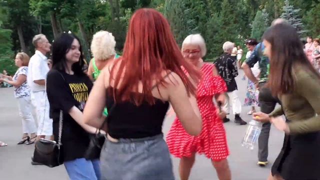 А мы гуляем!???/Зажигательные танцы в парке Горького Харьков июль 2021 смотреть онлайн