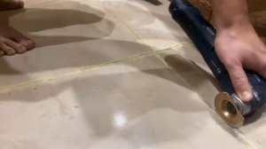 Демонтаж старой затирки механическим способом