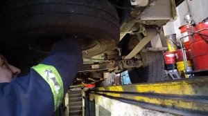 Как снять запасное колесо в бусе?