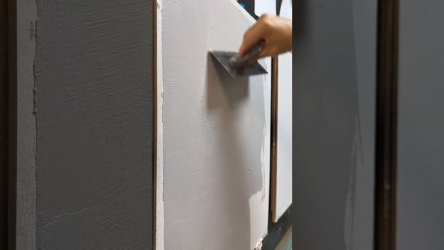 Готовим новый выкрас фоновой декоративной штукатурки. Наносим колерованный травертин, в два слоя.