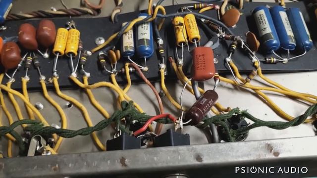 '66 Fender Bassman AB165 Part 1: Initial Inspection & De-Kludging смотреть онлайн