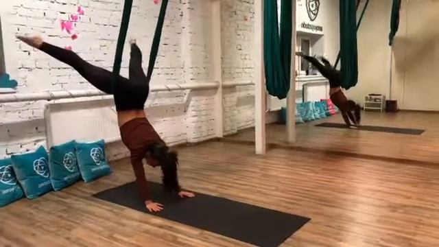 Поза Скорпиона с гамаком доступна всем смотреть онлайн