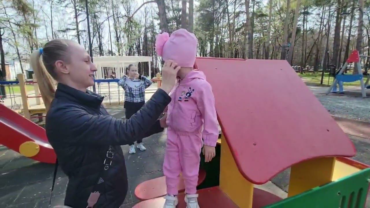 Жаркие выходные, отличный день для детского парка. смотреть онлайн