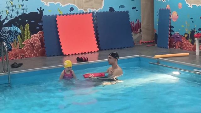 первый раз в бассейне. смотреть онлайн