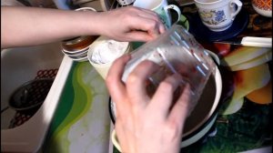 Как мыть клубнику грунтовую для еды, чтобы удалить насекомых и песок.