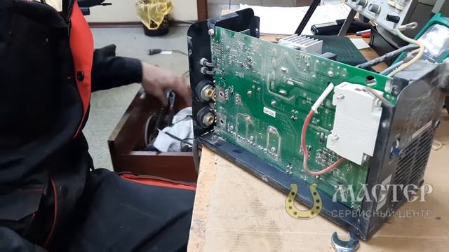 Замена клеммы на инверторе Ресанта САИ 250А смотреть онлайн