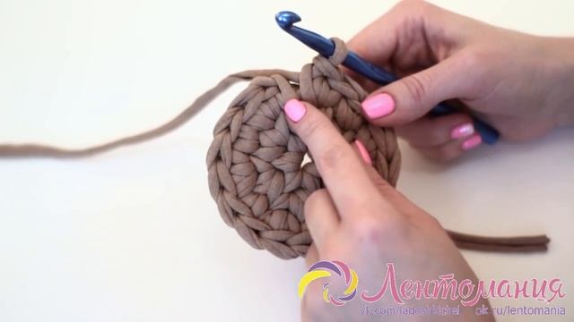 Идеальный бесшовный круг узором "галочка" из трикотажной пряжи смотреть онлайн