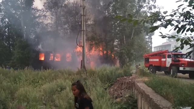 Пожар в Усть-Куте. Горит нежилой дом. смотреть онлайн