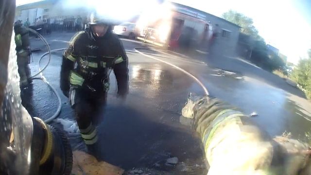 ПОЖАР у рынка ГОРИТ ГАЗЕЛЬ - Глазами МЧС / Пожар от 1го лица смотреть онлайн