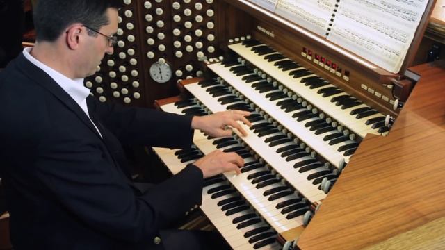 J. S. Bach - Toccata in D minor (played by John Sherer on Chicago's largest pipe organ) смотреть онлайн