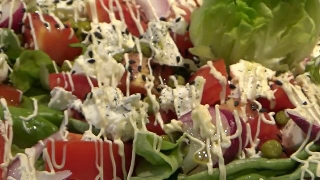 Филе сазана в сметане с Ялтинским луком и розмарином. смотреть онлайн
