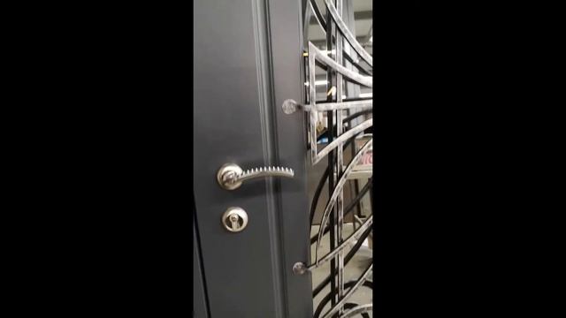 Уличная входная металлическая дверь со стеклом и ковкой в загородный дом от производителя смотреть онлайн