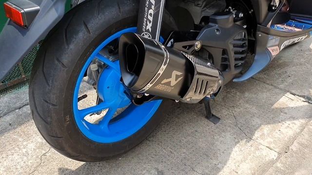 Yamaha Aerox 155 with Akrapovic M1 GP real carbon heat guard sound check смотреть онлайн