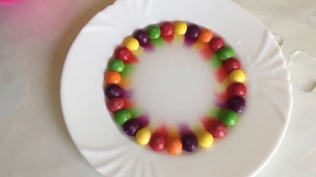 РАДУГА ИЗ СКИТЛС СВОИМИ РУКАМИ | DIY ЭКСПЕРИМЕНТ SKITTLES для ДЕТЕЙ | SKITTLES EXPERIMENT RAINBOW
