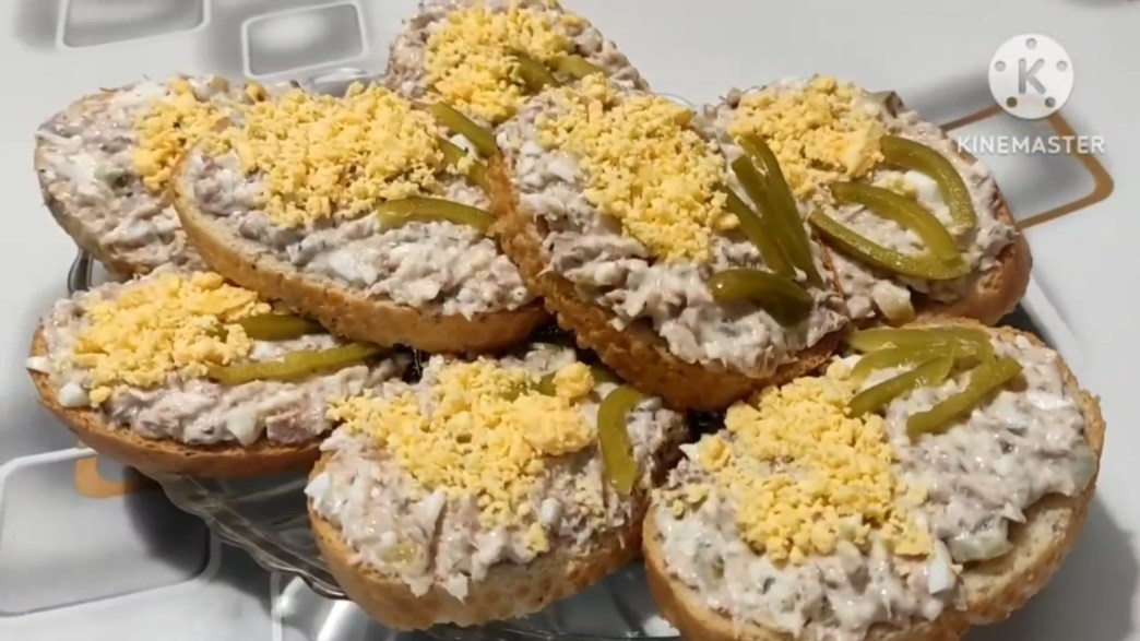 Оригинальные бутерброды с рыбой на праздничный стол. Намазка на бутерброды за пару минут смотреть онлайн