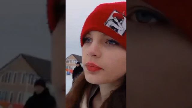дочь Диана со своей двоюродной сестрой, катаются на коньках #russia #дети #video смотреть онлайн