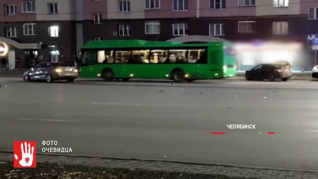 В Челябинске на Свердловском проспекте легковушка влетела в городской автобус смотреть онлайн